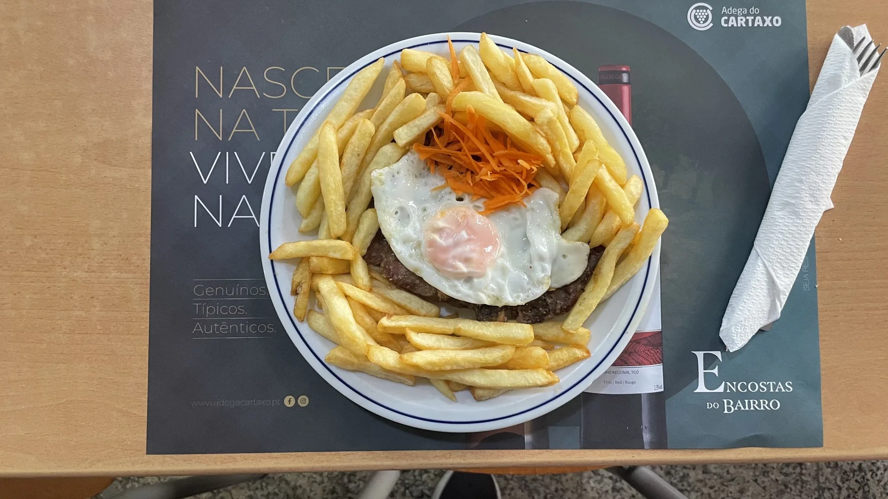 Costeleta grelhada com acompanhamento