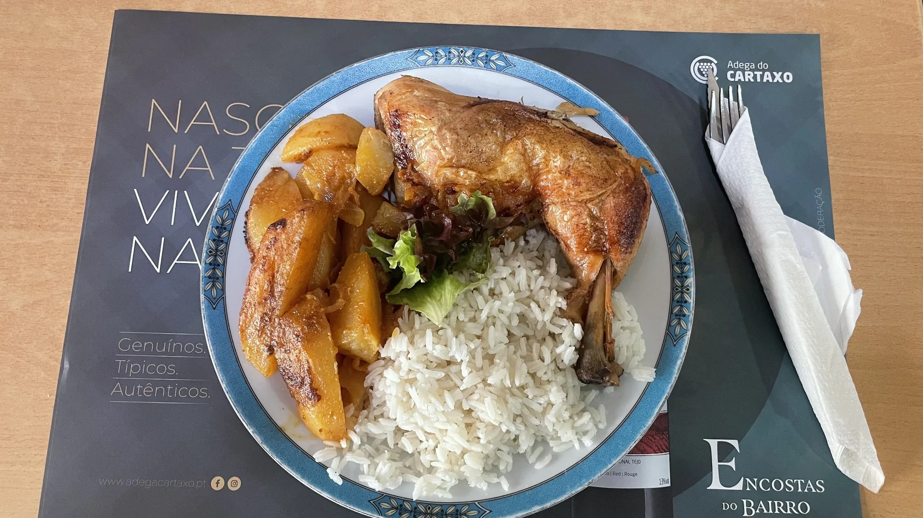 Frango assado com arroz e batata